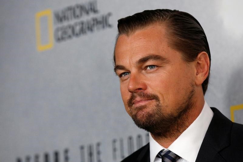 © Reuters. DiCaprio devuelve Oscar de Marlon Brando por una investigación de blanqueo de dinero