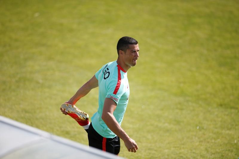© Reuters. Ronaldo se plantea irse del Madrid, según un diario portugués