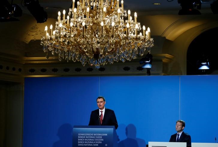 © Reuters. SNB Chairman Jordan addresses a news conference next to Vice-Chairman Zurbruegg in Bern