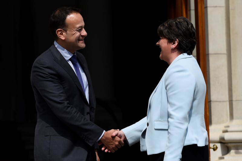 © Reuters. Prime Minister of Ireland (Taoiseach) Leo Varadkar greets the leader of the Democratic Unionist Party (DUP), Arlene Foster on the steps of Government buildings in Dublin