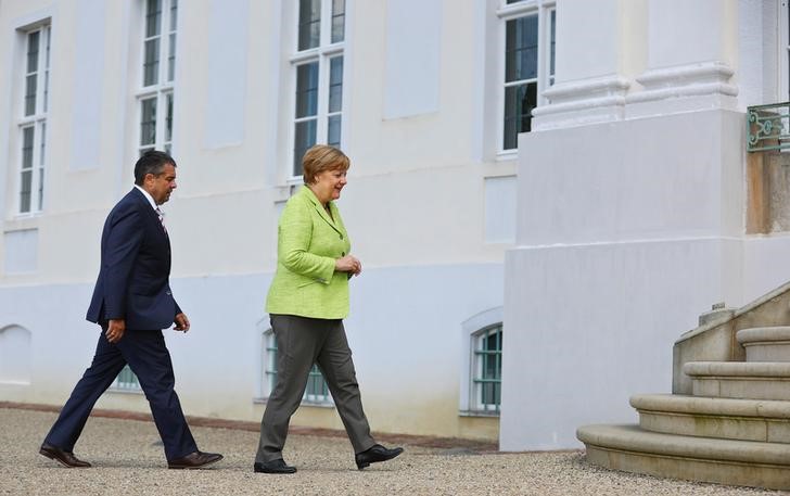 © Reuters. German Chancellor Merkel and Vice Chancellor Gabriel arrive for a meeting with German government's Social Partners, leaders of labor unions and employer organizations, at the government guest house Meseberg Palace