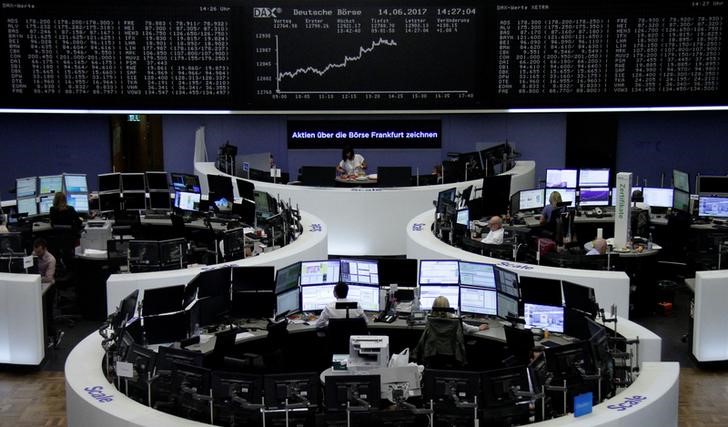 © Reuters. Traders work in front of the German share price index, DAX board, at the stock exchange in Frankfurt