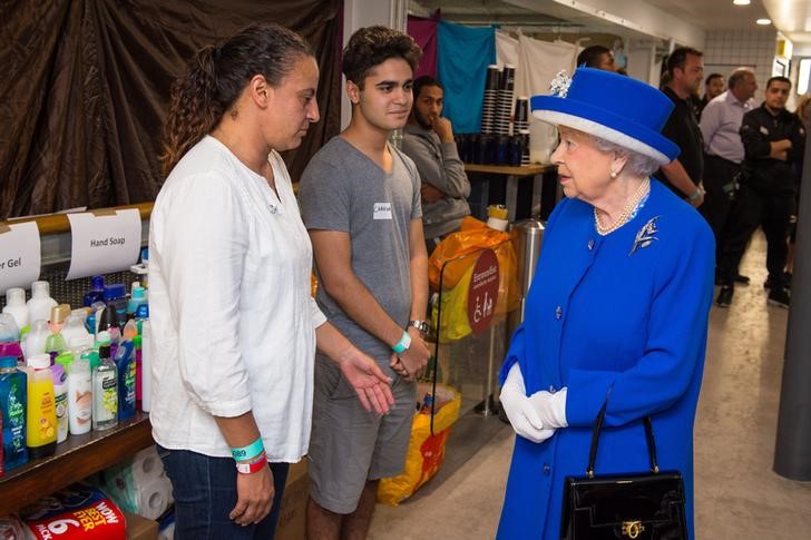 © Reuters. الملكة إليزابيث تزور متطوعين لمساعدة ضحايا حريق لندن