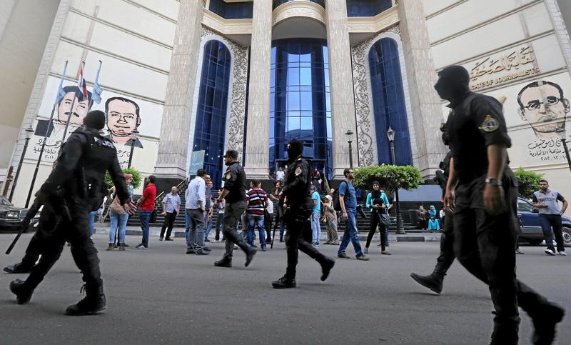 © Reuters. مصر تفرض إجراءات أمن مشددة بعد دعوة معارضين لتنظيم مظاهرات