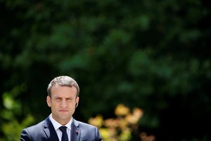 © Reuters. MACRON SOUDE LE NOYAU DUR DE L'UE AVANT DE DIALOGUER AVEC L'EST