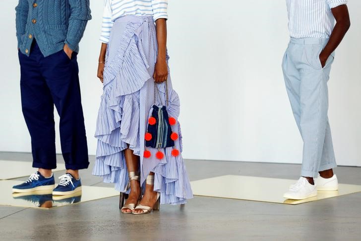 © Reuters. Models pose during a presentation of the J. Crew Spring/Summer 2017 collection during New York Fashion Week in the Manhattan borough of New York