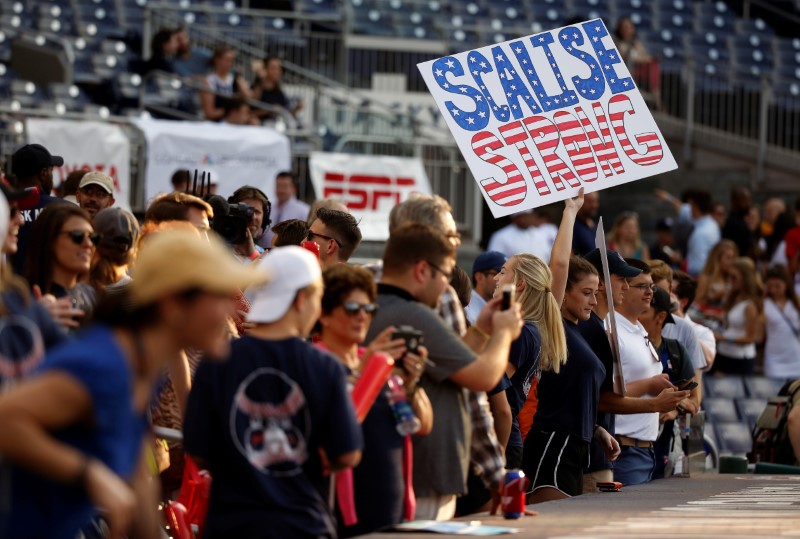 © Reuters. A Republican supporter holds up a sign supporting House Majority Whip Scalise (R-LA) before the Democrats and Republicans face off in the annual Congressional Baseball Game in Washington