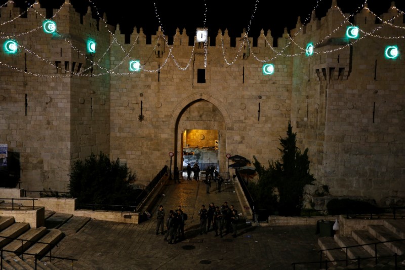 © Reuters. Israeli policemen secure the scene of the shooting and stabbing attack outside Damascus gate in Jerusalem's old city