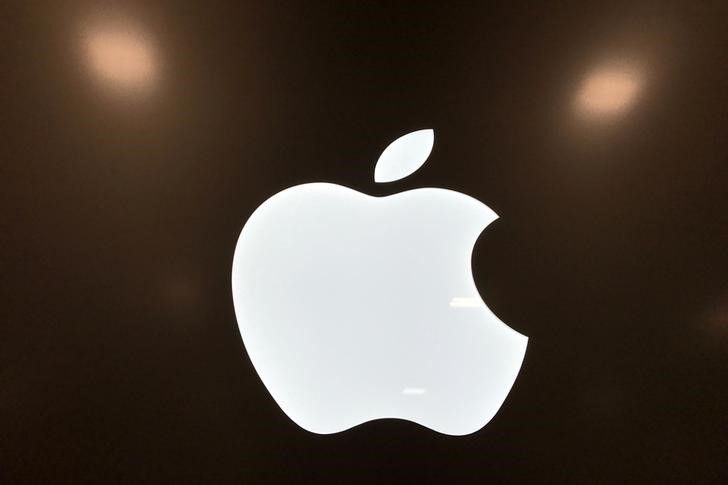 © Reuters. Logo da Apple em loja de Los Angeles