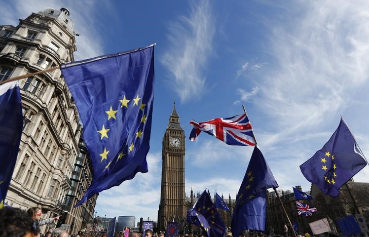 © Reuters. EU and Union flags fly above Parliament Square during a Unite for Europe march, in central London