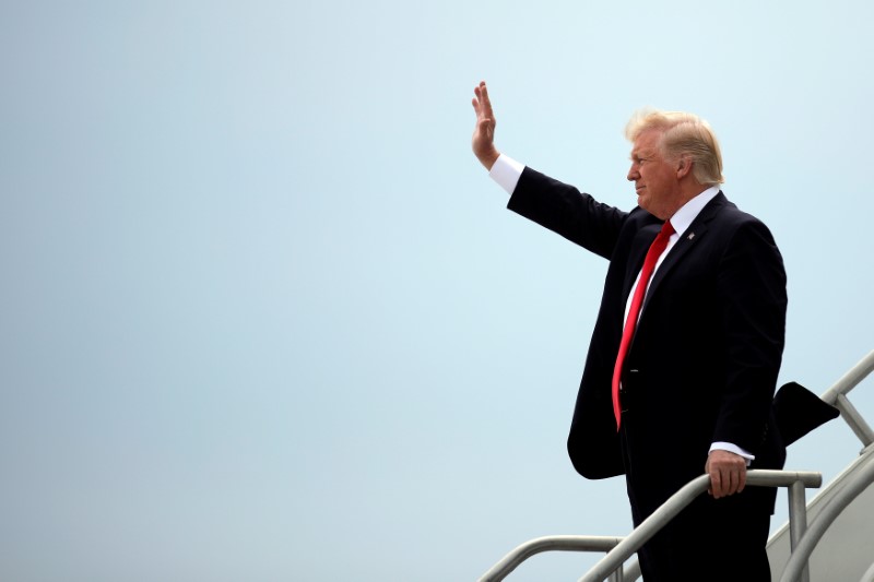 © Reuters. U.S. President Donald Trump waves as he arrives at Miami International Airpot in Miami Florida U.S.