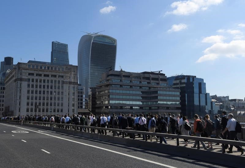 © Reuters. شرطة بريطانيا تفرج عن 3 رجال دون توجيه اتهام في هجوم جسر لندن