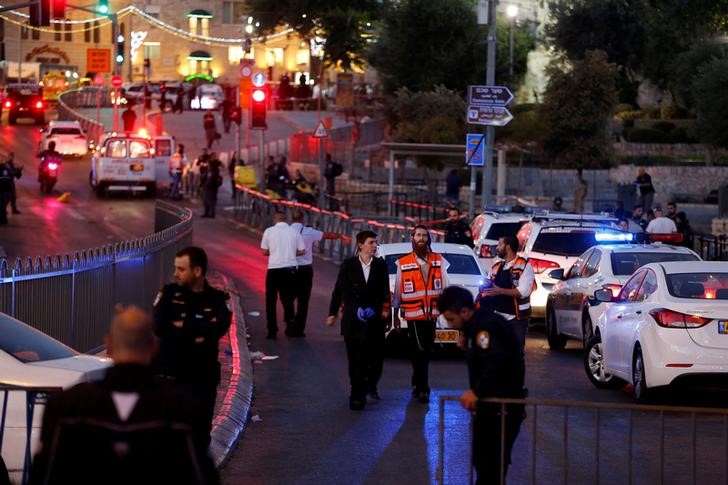 © Reuters. الشرطة الإسرائيلية: لا صلة بين منفذي هجوم القدس وأي تنظيم إرهابي
