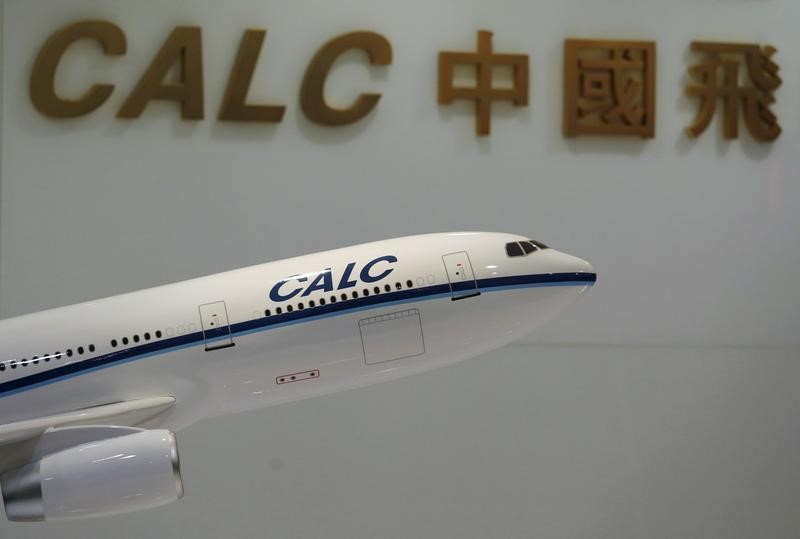 © Reuters. A model aircraft is displayed at the reception of the China Aircraft Leasing Group office in Hong Kong