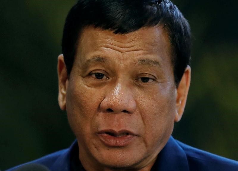 © Reuters. رئيس الفلبين يقول إن المعركة مع المتشددين تقترب من نهايتها