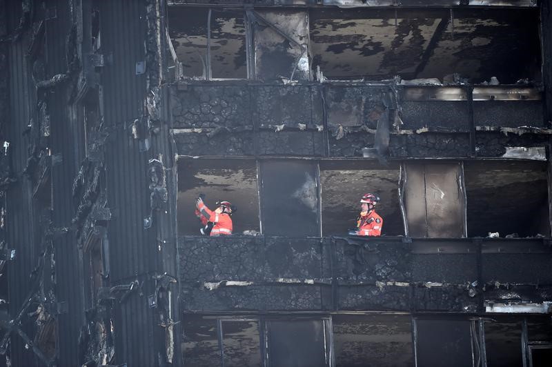 © Reuters. إدارة الإطفاء في لندن تطلب إغلاق خط للسكك الحديدية قرب برج احترق