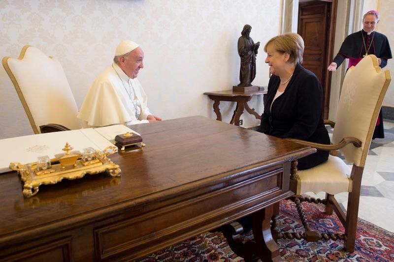 © Reuters. البابا يدعو ميركل لمواصلة الضغط بشأن التعاون الدولي