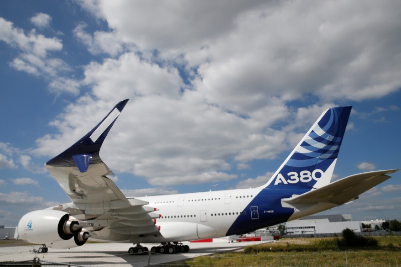 © Reuters. A new fuel-efficient wingtip extension or winglet is seen on an Airbus A380 at Le Bourget