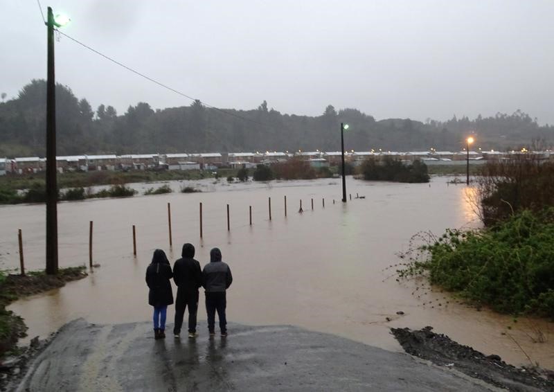 © Reuters. الأمطار تقتل 4 أشخاص وتشرد الآلاف في تشيلي
