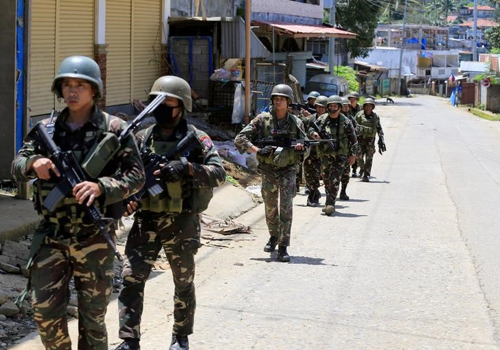 © Reuters. إندونيسيا تنشر مقاتلات سوخوي لتأمين حدودها تحسبا لفرار متشددين من الفلبين