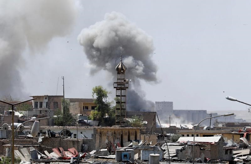 © Reuters. القوات العراقية تبدأ اقتحام المدينة القديمة بالموصل