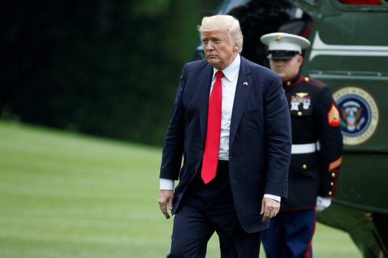 © Reuters. U.S. President Donald Trump walks from Maine One as he returns to the White House in Washington