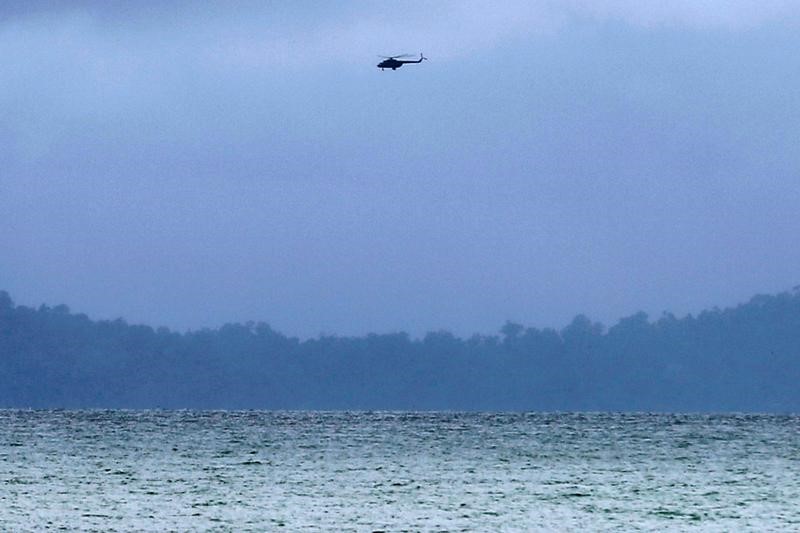 © Reuters. انتشال الصندوق الأسود لطائرة تابعة للجيش في ميانمار بعد سقوطها في بحر أندامان