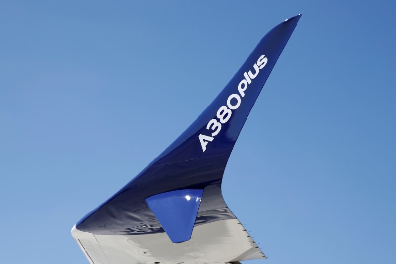 © Reuters. A new fuel-efficient wingtip extension or winglet is seen on an Airbus A380 at Le Bourget