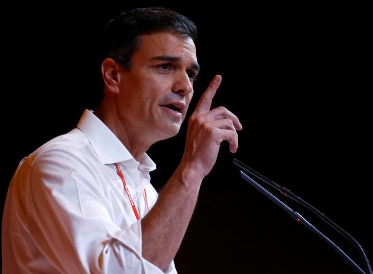 © Reuters. الاشتراكيون في إسبانيا يصدقون على إعادة تعيين سانشيز زعيما لهم