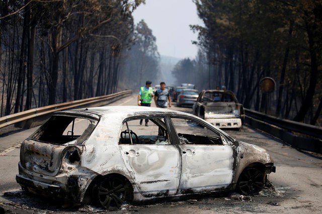 © Reuters. Al menos 62 personas mueren por incendio forestal en el centro de Portugal