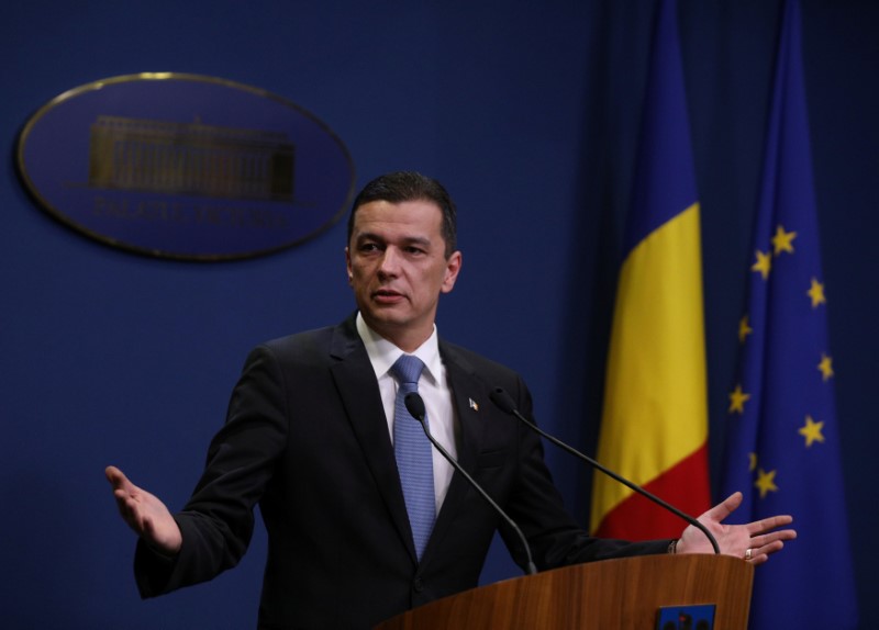 © Reuters. FILE PHOTO: Romania's Prime Minister Sorin Grindeanu delivers a speech in Bucharest