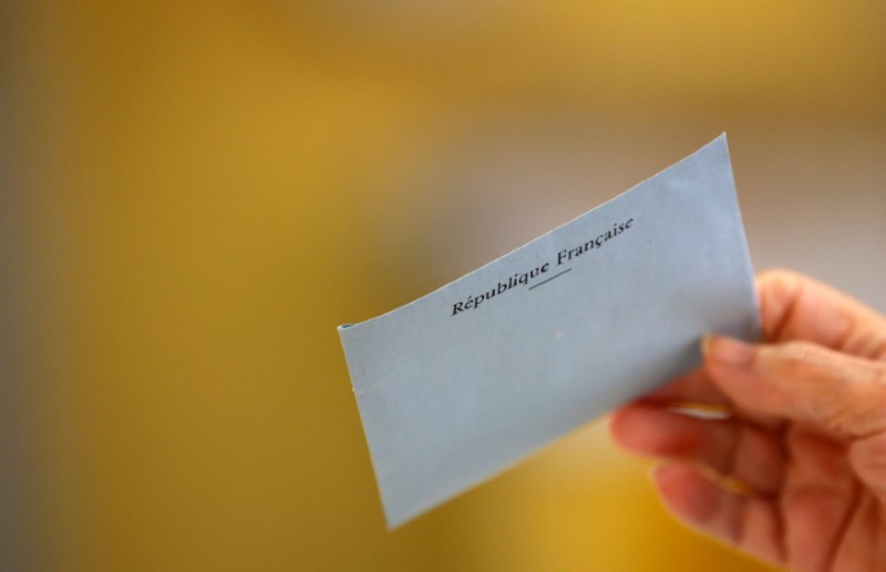 © Reuters. MOBILISATION EN BERNE POUR LE 2ND TOUR DES LÉGISLATIVES