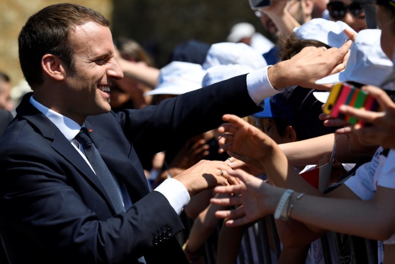 © Reuters. French President Emmanuel Macron attends a ceremony marking the 77th anniversary of late French General Charles de Gaulle's appeal of June 18, 1940, at the Mont Valerien memorial in Suresnes