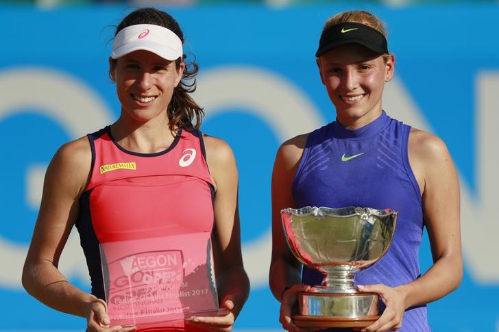 © Reuters. Croatia's Donna Vekic and Great Britain's Johanna Konta pose with their respective trophies after Vekic won the final