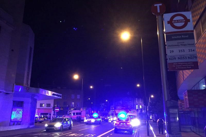 © Reuters. شهود لسكاي نيوز: 10 أشخاص على الأقل دهستهم سيارة خارج مسجد في لندن