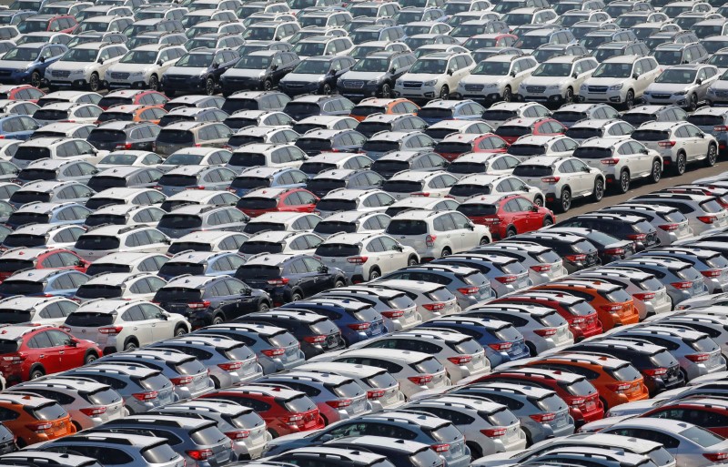 © Reuters. Newly manufactured cars of the automobile maker Subaru await export in a port in Yokohama