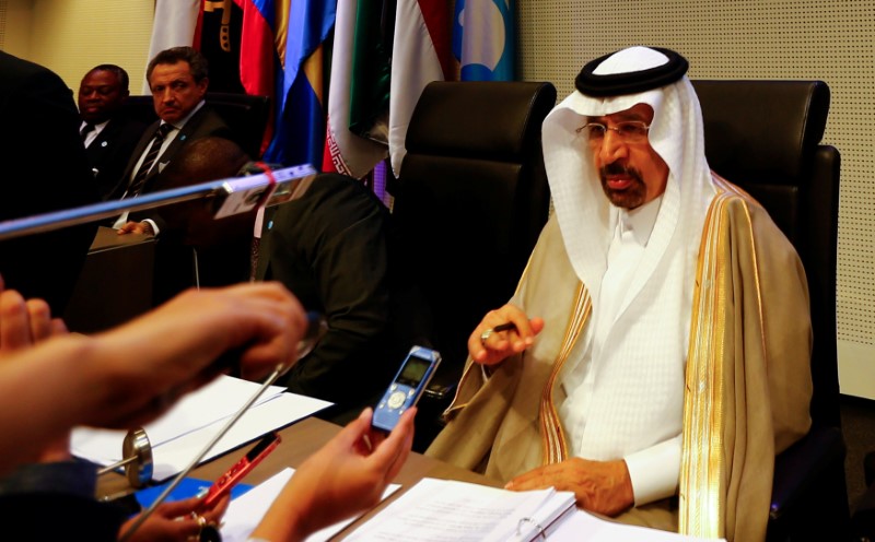 © Reuters. Saudi Arabia's Energy Minister al-Falih talks to journalists before an OPEC meeting in Vienna