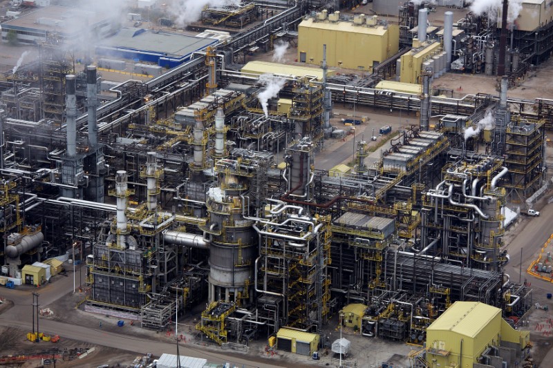 © Reuters. FILE PHOTO - The processing facility at the Suncor oil sands operations near Fort McMurray