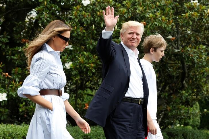 © Reuters. El presidente de Estados Unidos, Donald Trump, la primera dama Melania y su hijo Barron salen de la Casa Blanca en Washington antes de partir a Camp David