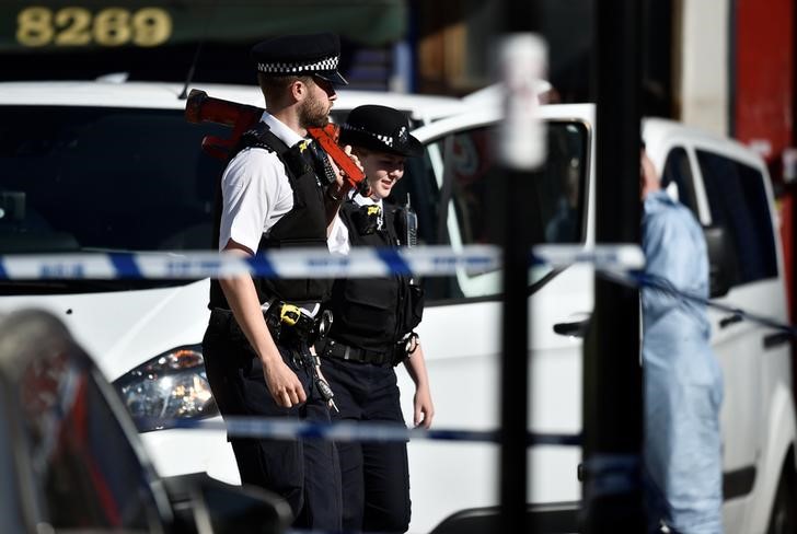 © Reuters. Poliziotti sulla scena dell'attentato avvenuto oggi a Finsbury Park nella parte nord di Londra