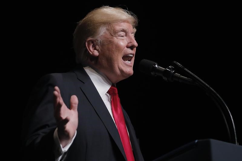 © Reuters. U.S. President Trump speaks about US-Cuba relations during a speech in Miami