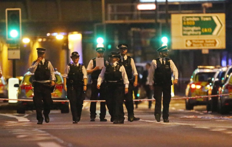 © Reuters. Policiais em local onde veículo atropelou pedestres perto de mesquita em Londres