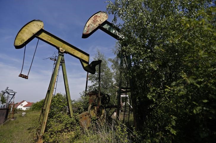 © Reuters. Ржавые станки-качалки в музее нефти в Мерквиллер-Пешельбронне