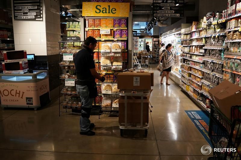 © Reuters. Покупатели в магазине Whole Foods Market в Нью-Йорке