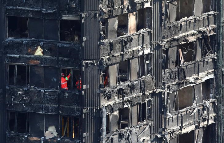 © Reuters. Membros dos serviços de emergência no interior do prédio Grenfell Tower, em Londres