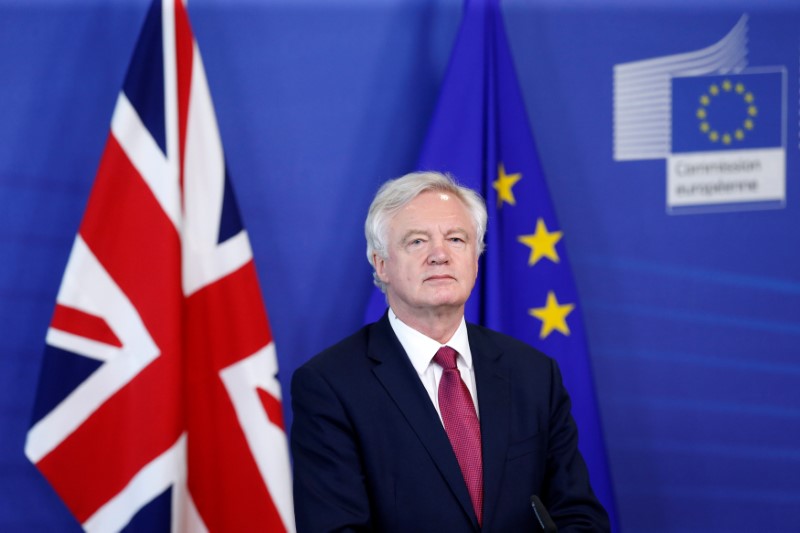 © Reuters. Ministro britânico do Brexit, David Davis, em primeiro dia de negociações da saída do Reino Unido da União Europeia em Bruxelas, na Bélgica