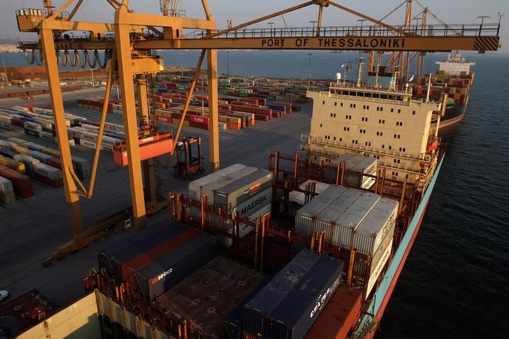 © Reuters. A cargo ship is docked at the commercial terminal of the port of the northern city of Thessaloniki