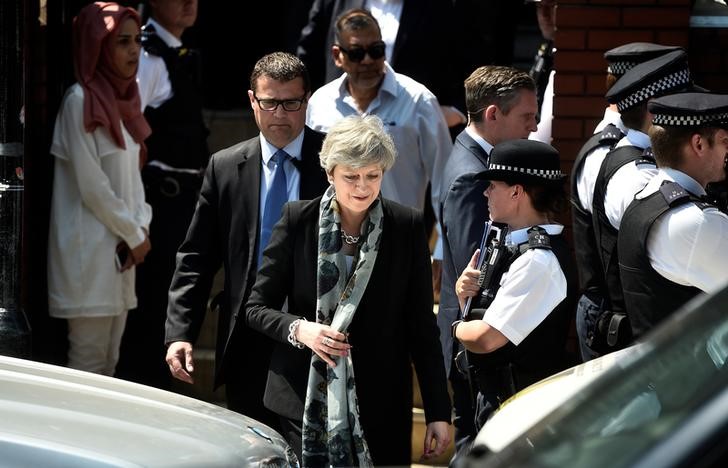 © Reuters. Premiê britânica, Theresa May, deixa mesquita de Londres após visita