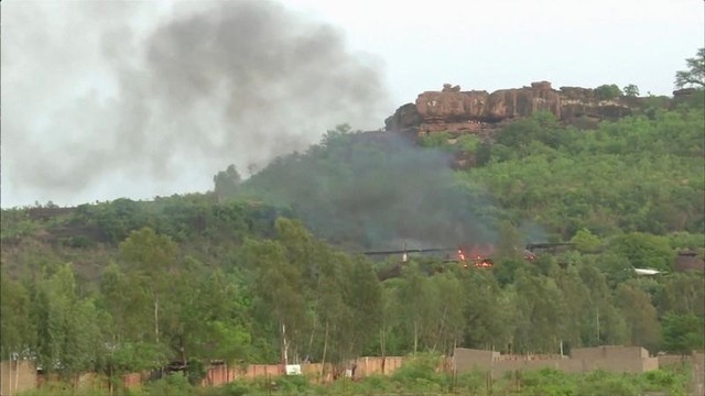 © Reuters. Cuatro huéspedes de un hotel, muertos en un ataque en Mali