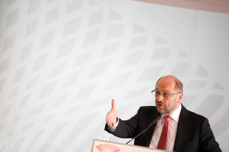 © Reuters. Chancellor candidate Martin Schulz of the German Social Democratic Party speaks at his party's annual economy forum in Berlin